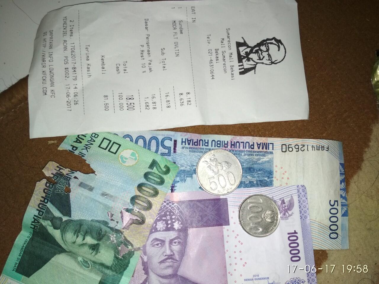 Kasir KFC memberikan uang rusak