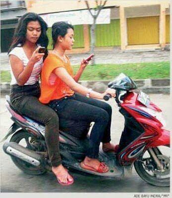 Ini 8 Bukti Ada Ikatan Batin Antara Cewek Dengan Hape! Penasaran?