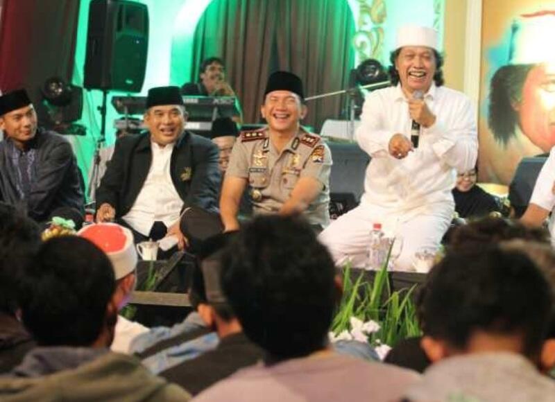 Cangkul, Pedang, dan Keris