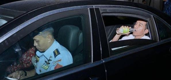 Buka Puasa Di Mobil ala JKW, Politisi Demokrat: Kalau Buka Tak Perlu Pencitraan