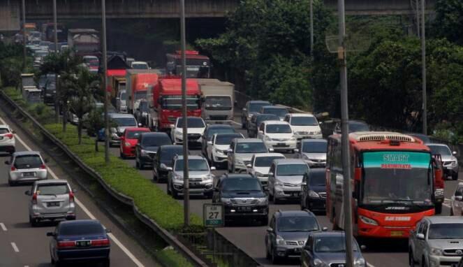 Gara-gara Pipa Air Bocor, Tol JORR Macet Parah
