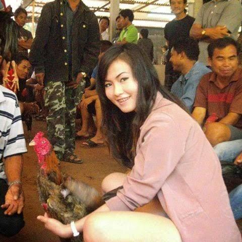 Wanita penghobi ayam