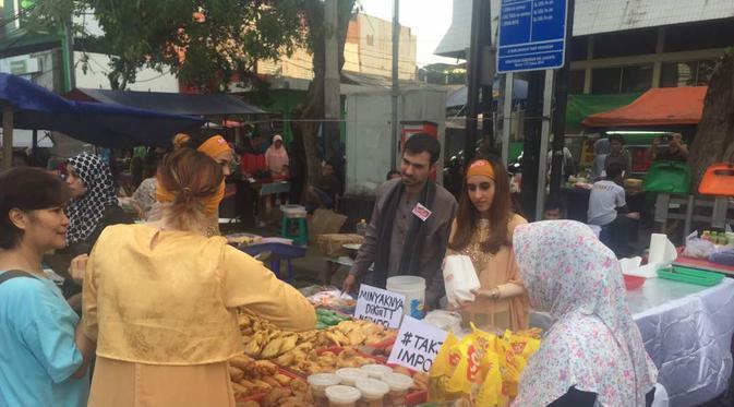 Warga Kerumuni Dagangan Penjual Takjil Cantik di Pasar Rawamangun