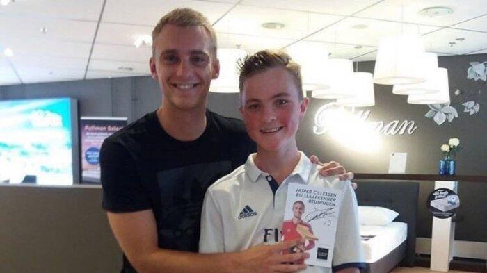 Jasper Cillessen Langsung Tutup Logo Real Madrid yang Dikenakan Fans Cilik