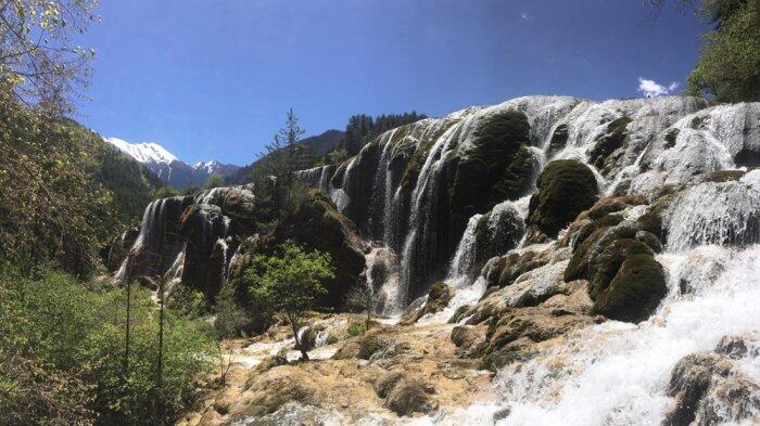 Indahnya Deburan Air yang Berkilauan Bak Ribuan Mutiara di Air Terjun Ini
