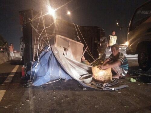 Mobil Bak Isi Buah Terguling di Tol Dalam Kota