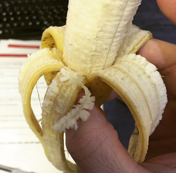Jangan Keburu Dibuang, Benang Putih Pada Pisang Juga Ada Manfaatnya Loh!