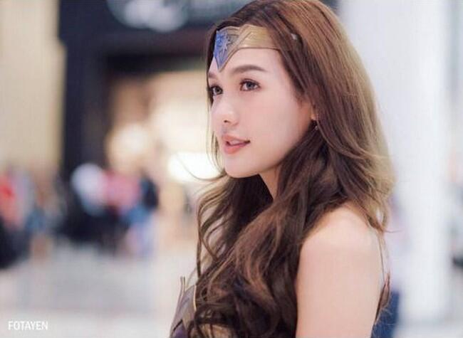Cantiknya Wonder Man dan Cosplayer Seksi Lain yang Ternyata Cowok!