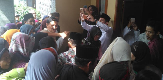 Ricuh Bagi-Bagi Sembako Di Rumah Anggota DPR
