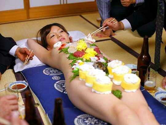 Mengenal Nyotaimori, Tradisi Makan Sushi Di Jepang Yang Unik