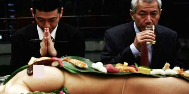 Mengenal Nyotaimori, Tradisi Makan Sushi Di Jepang Yang Unik