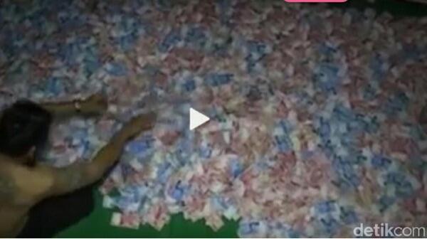 Ini Dia Perekam Video Kades Nono Tidur di Atas Tumpukan Uang