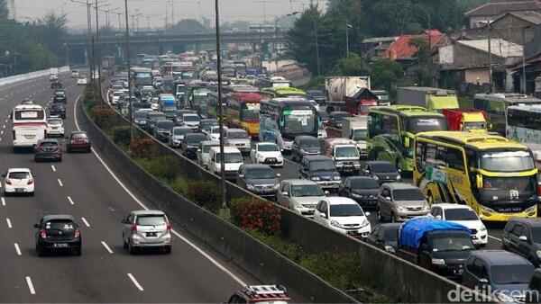 Masih Ramai Pemudik, Tol Jakarta-Cikampek Macet hingga 35 KM