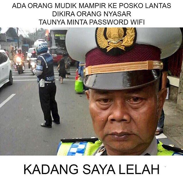 Polisi ini Mendadak Viral & Jadi Meme Mudik dengan Tagar #kadangsayalelah