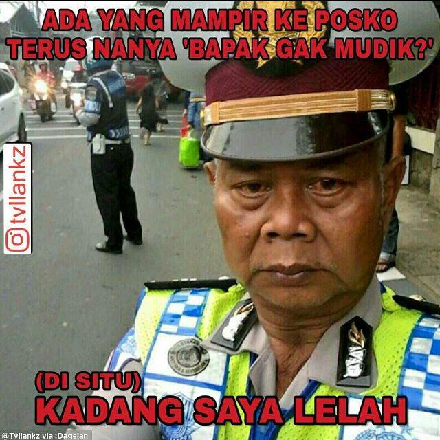 Polisi ini Mendadak Viral & Jadi Meme Mudik dengan Tagar #kadangsayalelah