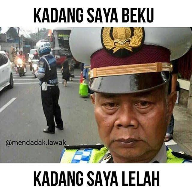 Polisi ini Mendadak Viral & Jadi Meme Mudik dengan Tagar #kadangsayalelah