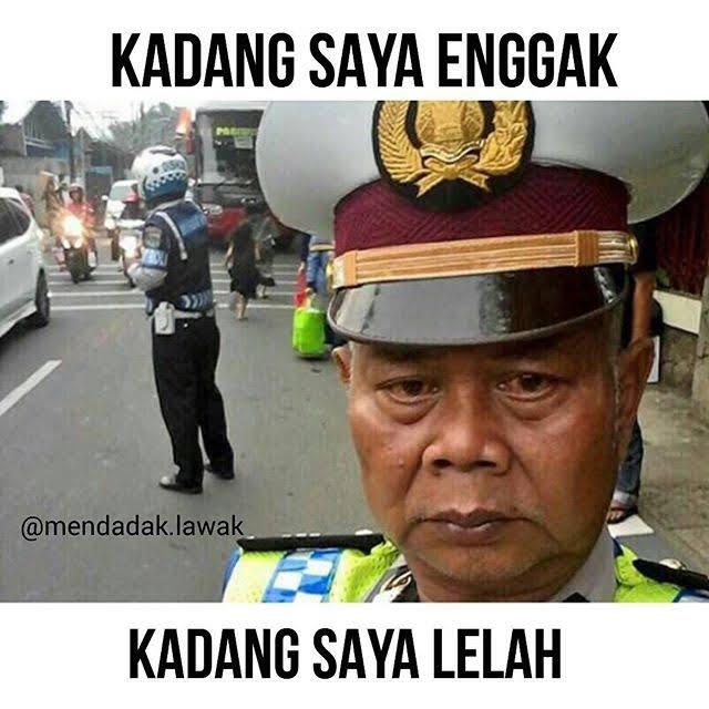 Polisi ini Mendadak Viral & Jadi Meme Mudik dengan Tagar #kadangsayalelah