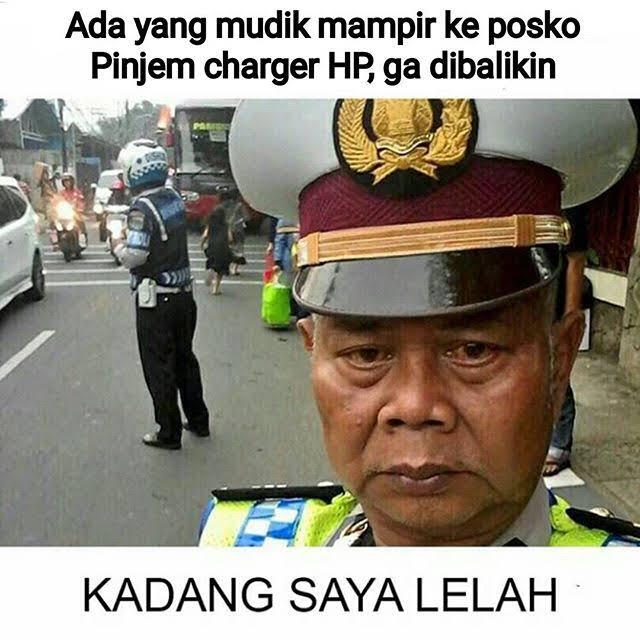 Polisi ini Mendadak Viral & Jadi Meme Mudik dengan Tagar #kadangsayalelah