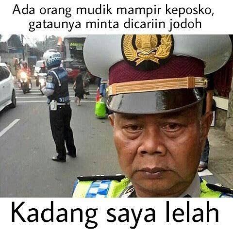 Polisi ini Mendadak Viral & Jadi Meme Mudik dengan Tagar #kadangsayalelah
