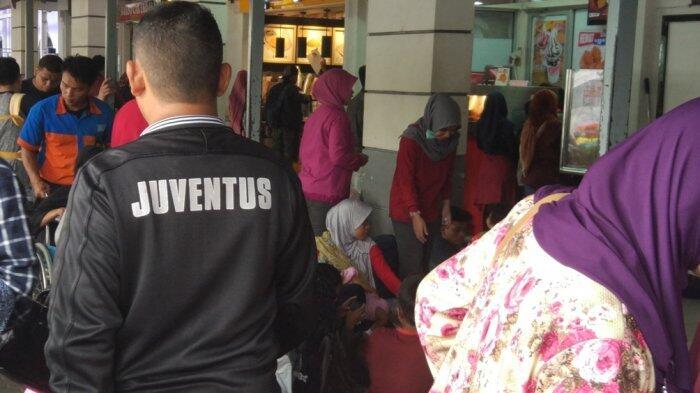 Demi Sang Anak, Ibu Ini Rela Buah Dadanya Terbuka di Muka Umum