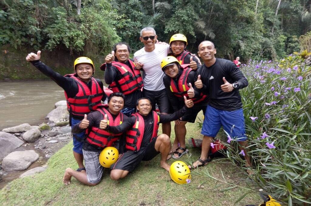 Obama Ajak Keluarganya Rafting di Badung