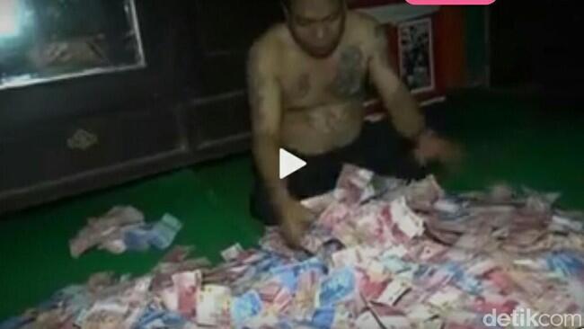 Di Manakah Pak Kades Nono yang Tidur di Atas Uang Rp 1 M?