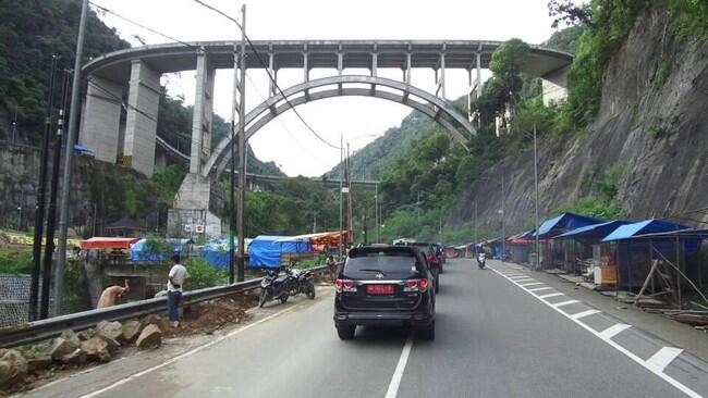 Menikmati Cantiknya Kelok Sembilan di Jalur Mudik Sumbar-Riau