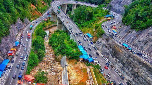 Menikmati Cantiknya Kelok Sembilan di Jalur Mudik Sumbar-Riau