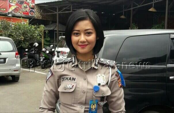 Senyum Ramah Polwan Cantik Saat Liput Arus Lalu Lintas Libur Lebaran