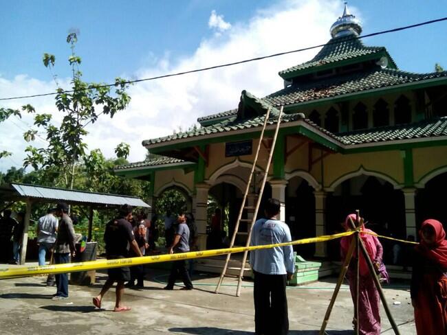 Balon Udara Terbakar dan Jatuh menimpa Atap mesjid di Ngawi