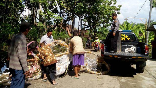 Balon Udara Terbakar dan Jatuh menimpa Atap mesjid di Ngawi