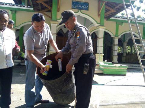 Balon Udara Terbakar dan Jatuh menimpa Atap mesjid di Ngawi