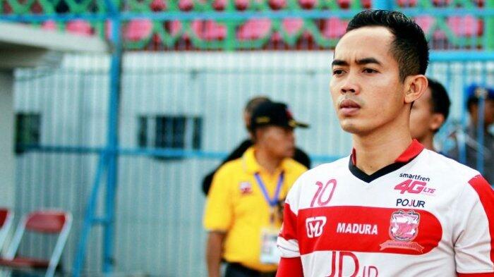 Peter Odemwingie itu Pemain Lengkap Bikin Gol Rajin Cari Bola kata Slamet Nurcahyo