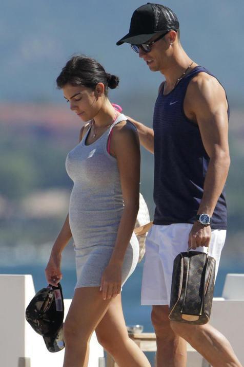 Pacar Cristiano Ronaldo Hamil 5 Bulan? &#91;PICT&#93;