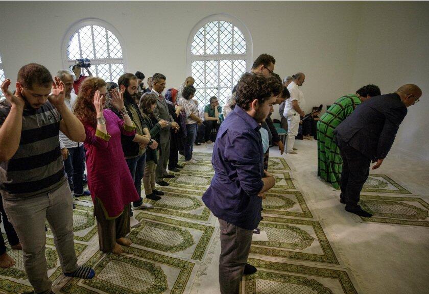 Di German, Cewek Bisa Imamin Cowok Solat (Revolusi 'Feminis' Beragama Islam)