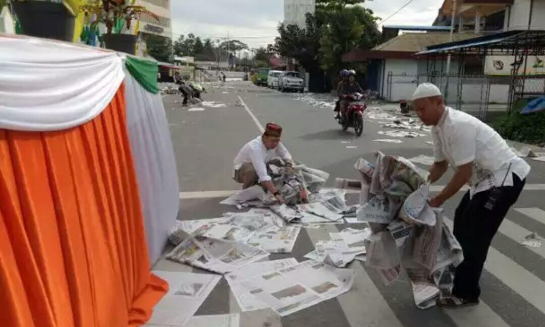 Singkawang dan Anggota Pungut Sampah Usai Sholat Ied