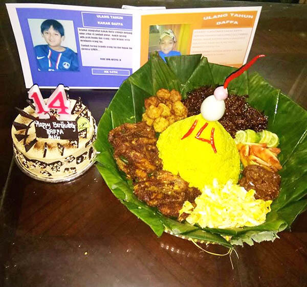 Paket tumpeng nasi  kuning  untuk acara ulang  tahun  anak 