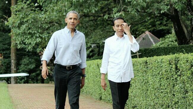 Akrabnya Jokowi dan Obama Makan Sate Sepiring Berdua