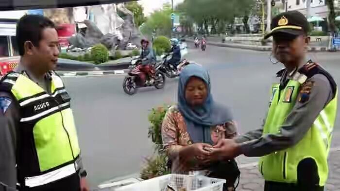 Widiyanti Si Penjual Sayur Keliling Tergopoh Serahkan Temuan Segepok Uang ke Polisi