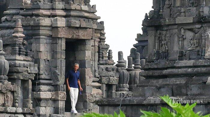 Gesitnya Obama Berlari Menaiki Tangga Candi Prambanan