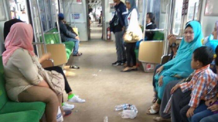 Viral, Ungkapan Kesedihan Warganet Lihat Sampah Berserakan di KRL