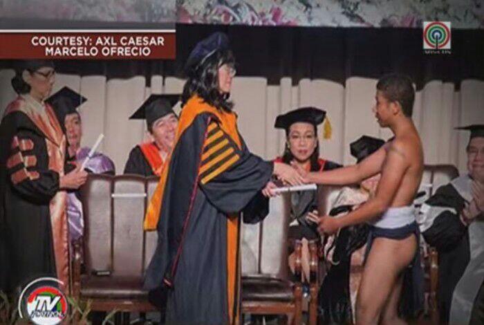 Luar Biasa, Pemuda Ini Lulus Cum Luade dan Hanya Memakai Celana Dalam Saat Diwisuda