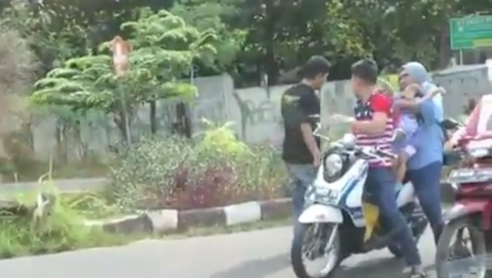 Viral di Medos! Seorng Pria Intimidasi Pemotor yang Bonceng Anak Istri, Bgni Faktanya