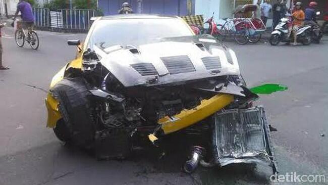 Penampakan Mobil Sport Nissan GT-R yang Tabrak Trotoar di Solo