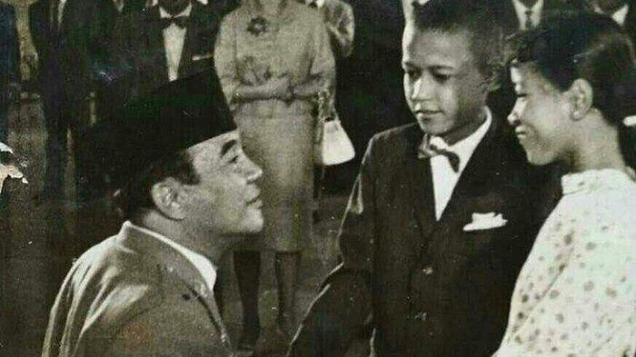 ‘Viral’ Foto Bung Karno Bersama ‘Obama Kecil.Ini Fakta Sebenarnya