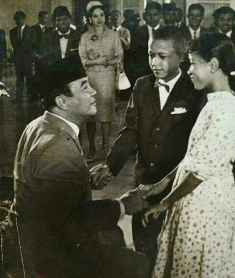 ‘Viral’ Foto Bung Karno Bersama ‘Obama Kecil.Ini Fakta Sebenarnya