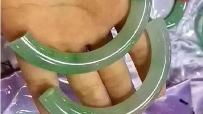 Turis China Ini Pingsan Setelah Memecahkan Giok Senilai 590 Juta