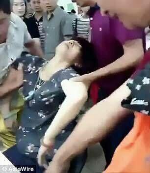 Turis China Ini Pingsan Setelah Memecahkan Giok Senilai 590 Juta