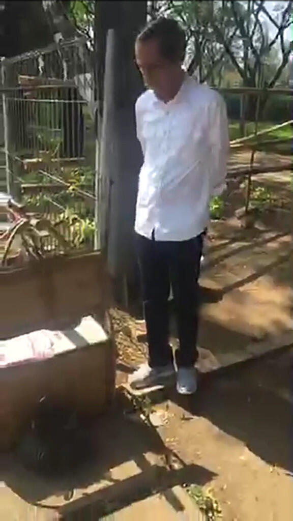 Jalan Bersama Keluarga, Jokowi Beli Kerak Telor di Kemayoran