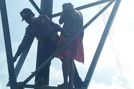 Kehabisan Ongkos saat Mudik, Pemuda Ini Nekad Memanjat Tower SUTET PLTU Cilacap